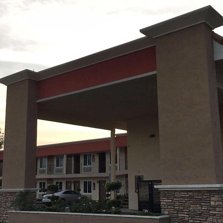 Ontario Inn & Suites Монклер Экстерьер фото