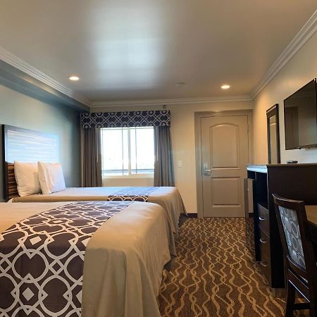 Ontario Inn & Suites Монклер Экстерьер фото