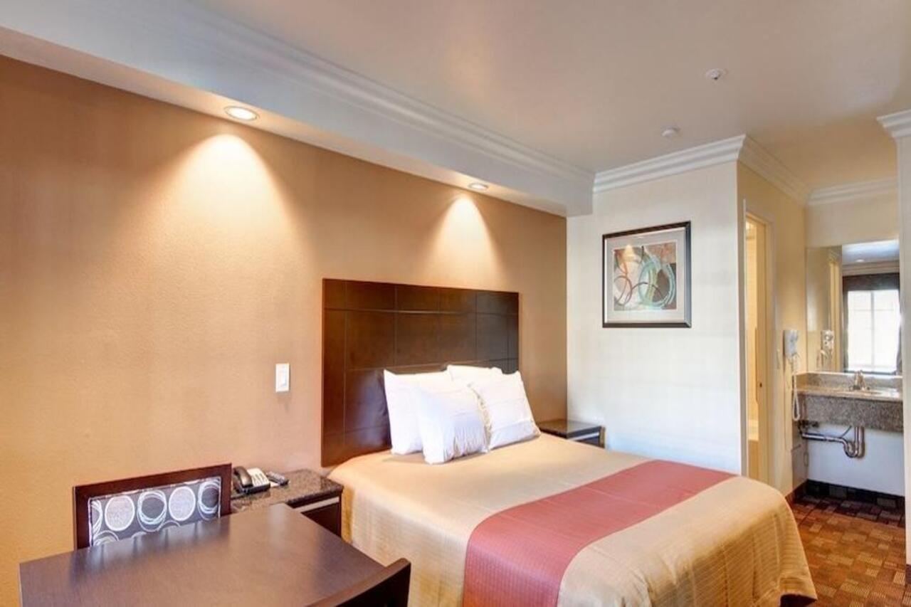 Ontario Inn & Suites Монклер Экстерьер фото