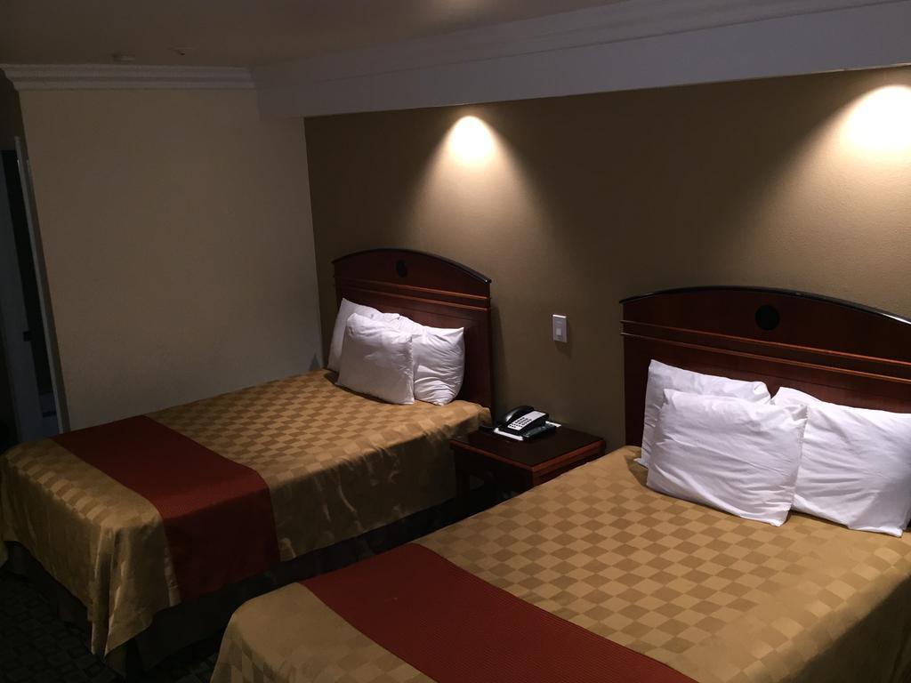 Ontario Inn & Suites Монклер Номер фото