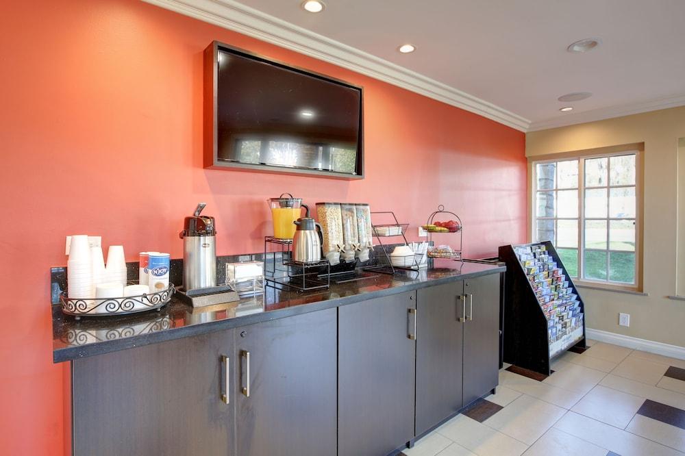 Ontario Inn & Suites Монклер Экстерьер фото