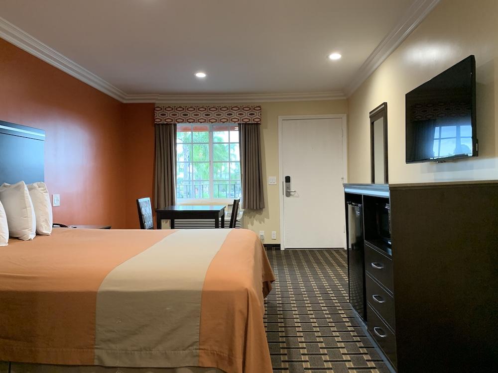 Ontario Inn & Suites Монклер Экстерьер фото