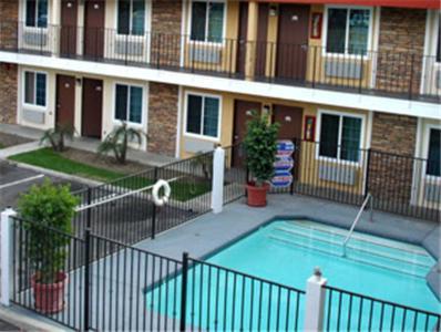 Ontario Inn & Suites Монклер Экстерьер фото