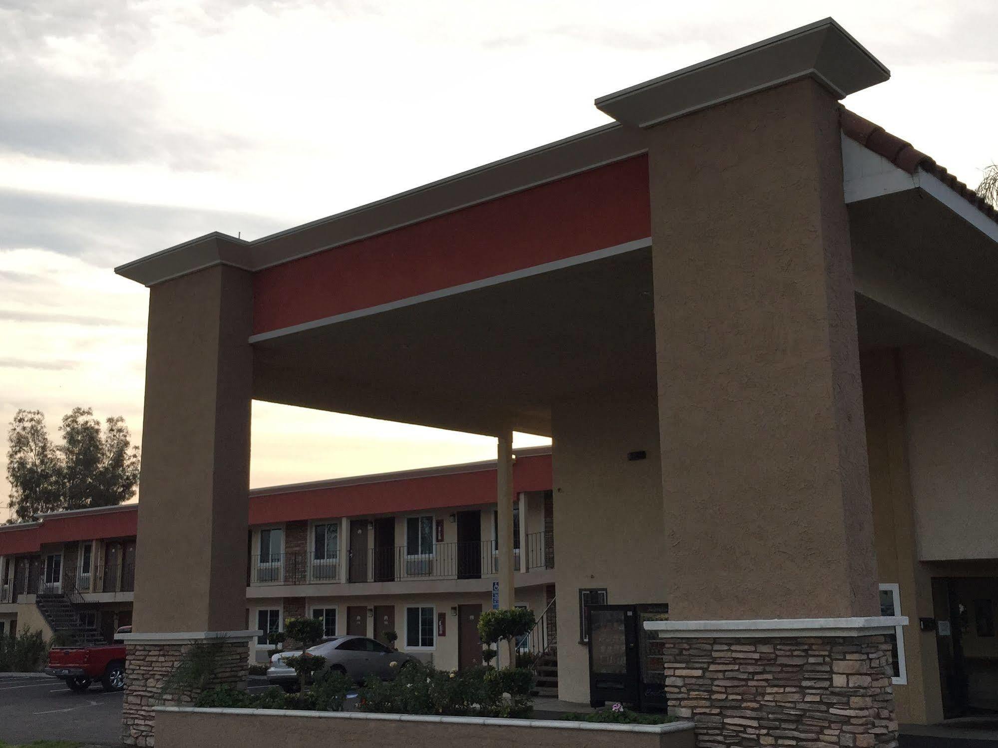 Ontario Inn & Suites Монклер Экстерьер фото
